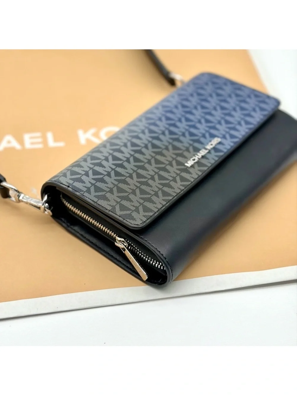 MICHAEL KORS Jet Set Travel Ombré. Crossbody Zip Around Wallet Black